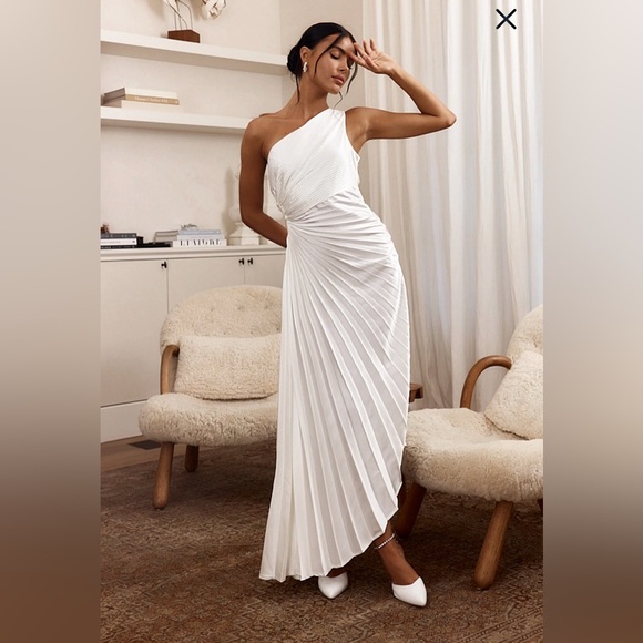 Selfie Leslie White One-Shoulder Pleated Gown with Side Cutout - Picture 4 of 7